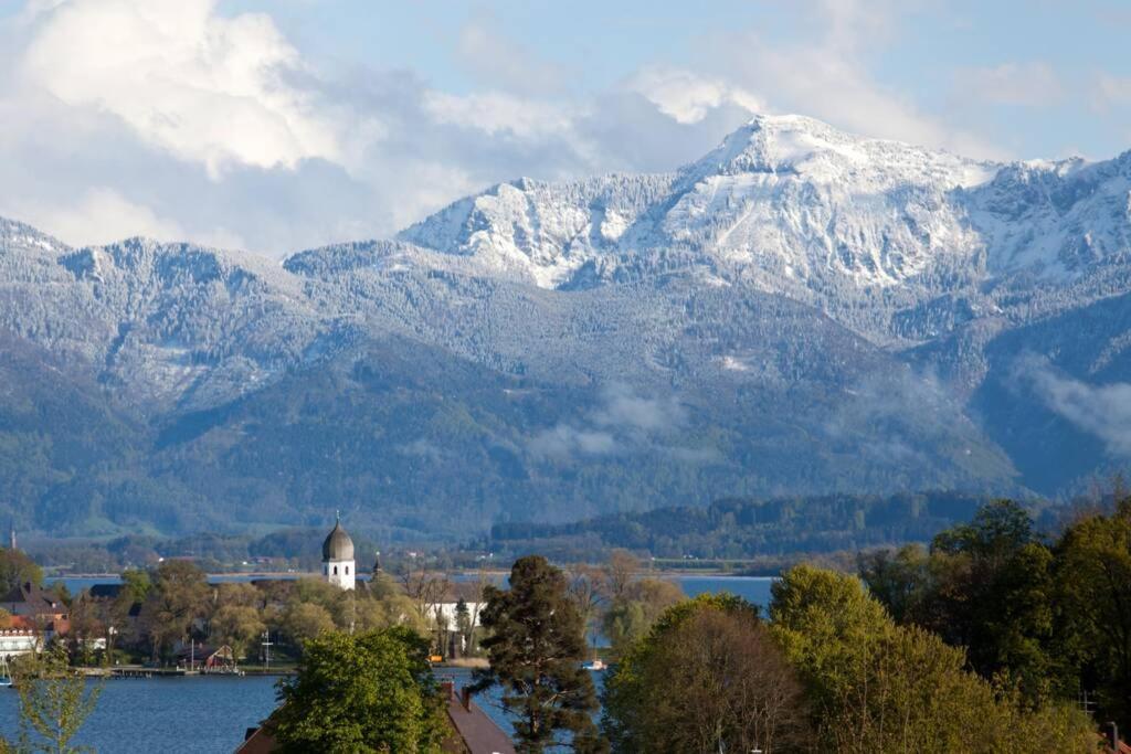 Ferienwohnung In Seenaher Kuenstlervilla In Gstadt Gstadt am Chiemsee Exteriör bild